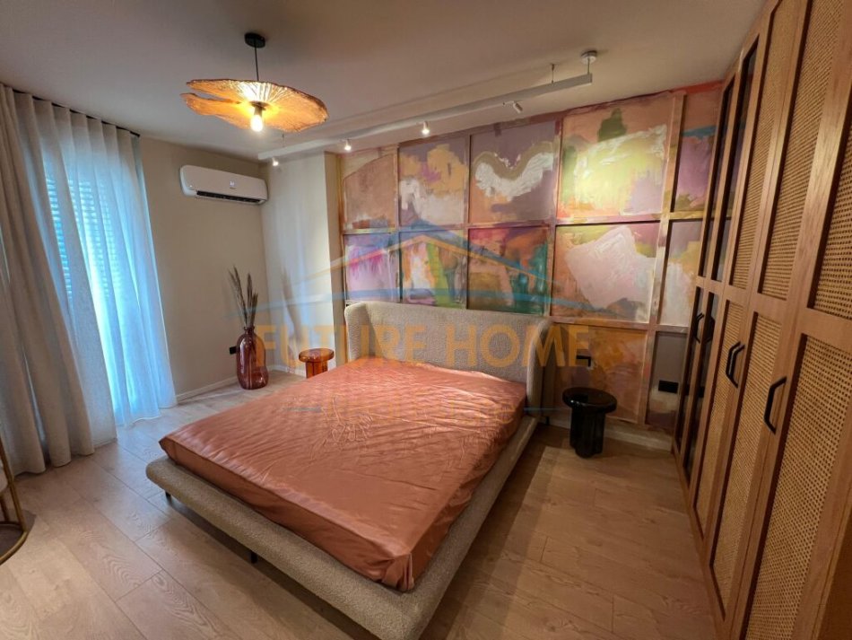 Tirane, jepet me qera apartament 1+1+Ballkon Kati 12, 76 m² 1.000 € (Ish Ekspozita)