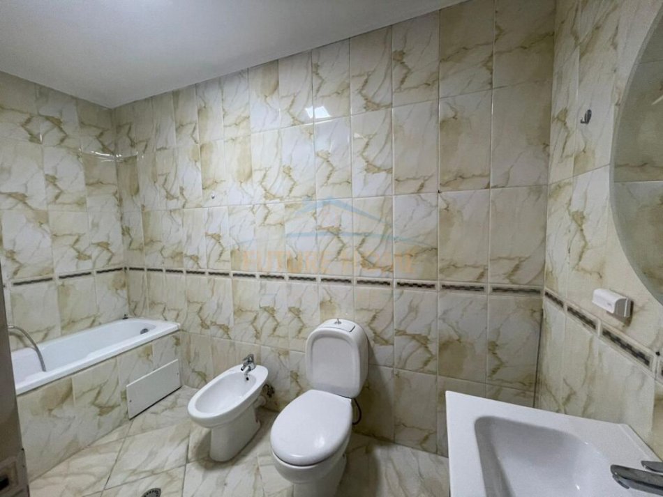Tirane, jepet me qera apartament 2+1+Ballkon Kati 3, 110 m² 850 € (Rruga e Kavajes)