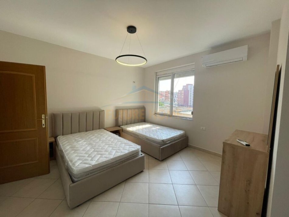 Tirane, jepet me qera apartament 2+1+Ballkon Kati 3, 110 m² 850 € (Rruga e Kavajes)