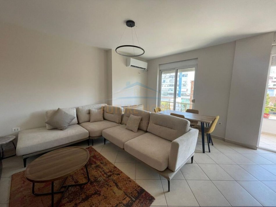 Tirane, jepet me qera apartament 2+1+Ballkon Kati 3, 110 m² 850 € (Rruga e Kavajes)
