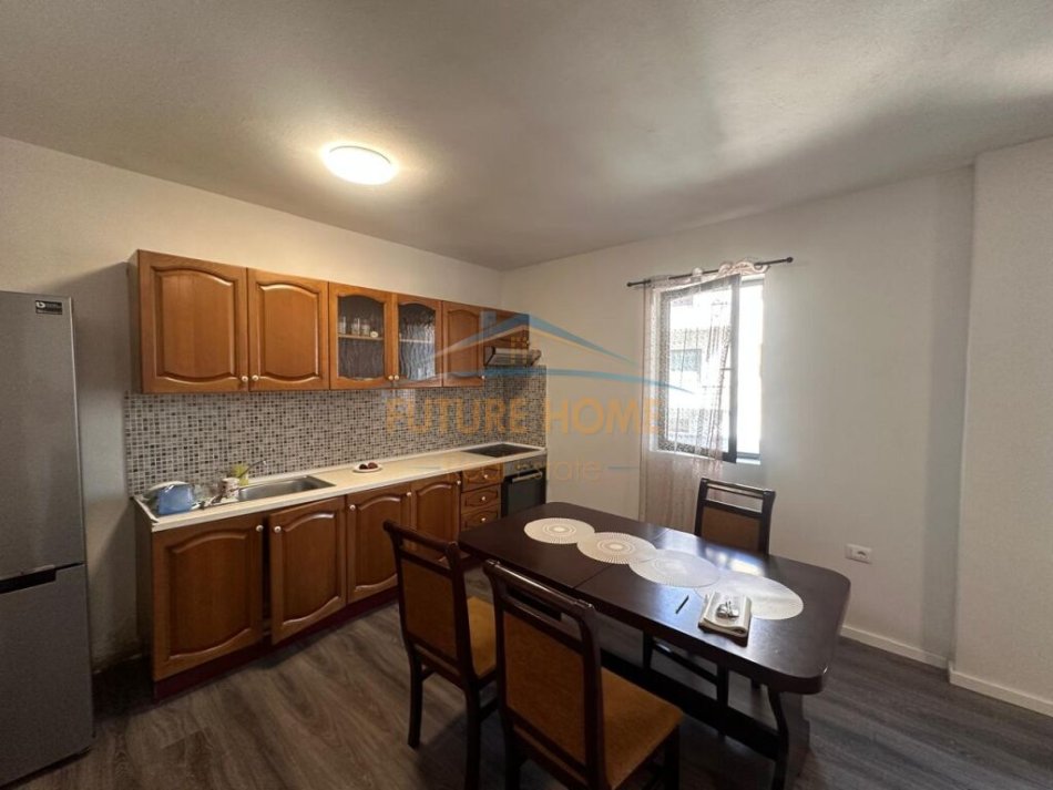 Tirane, jepet me qera apartament 2+1 Kati 1, 94 m² 400 € (Rruga &quot;Misto Mame&quot;)