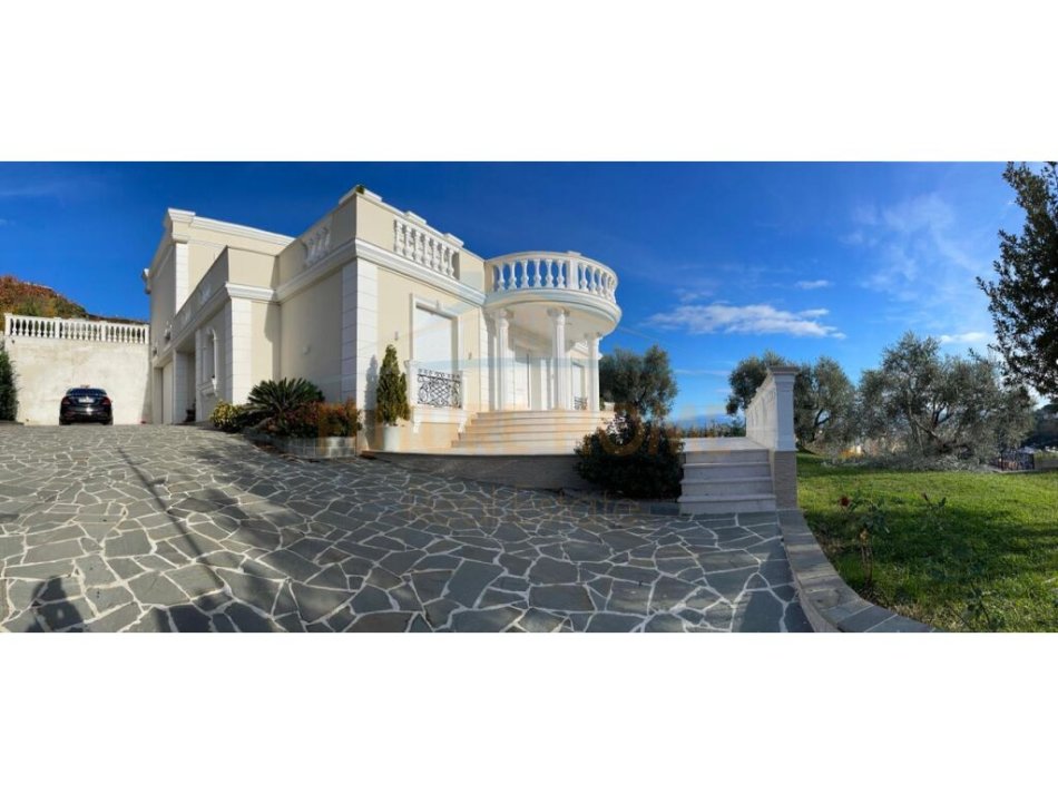 Durres, shitet Vile 2 Katshe Kati 0, 2.500 m² 820.000 € (Lagjia e Re , Durres)