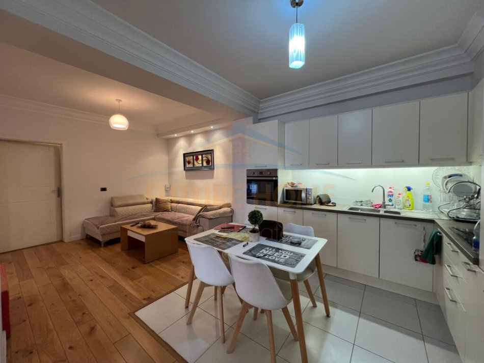 Tirane, jepet me qera apartament 2+1+Ballkon Kati 4, 90 m² 450 € (Unaza e Re)
