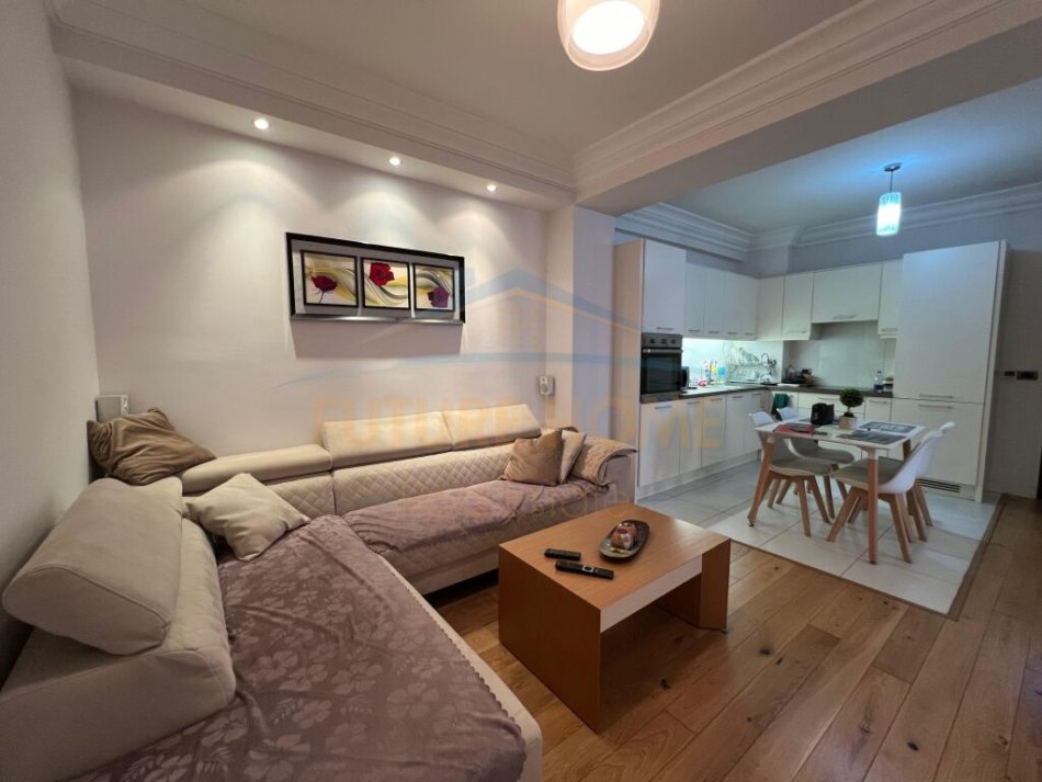 Tirane, jepet me qera apartament 2+1+Ballkon Kati 4, 90 m² 450 € (unaza e re)