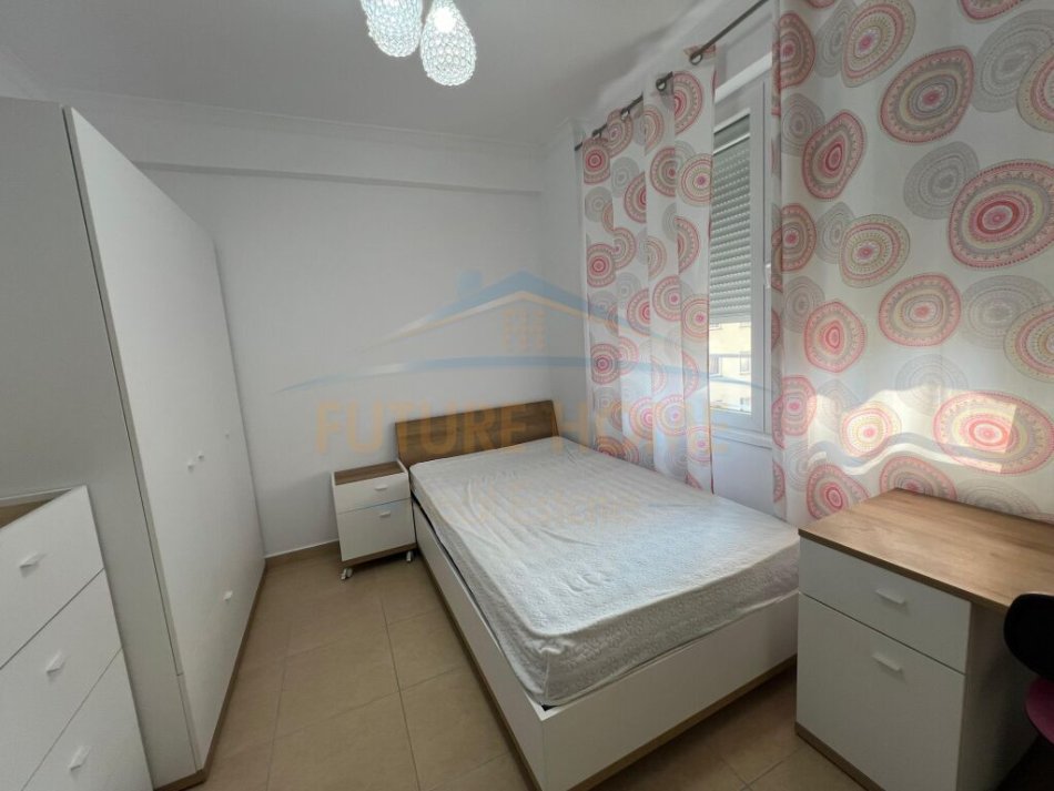 Tirane, jepet me qera apartament 2+1+Ballkon Kati 4, 77 m² 500 € (Unaza e Re)