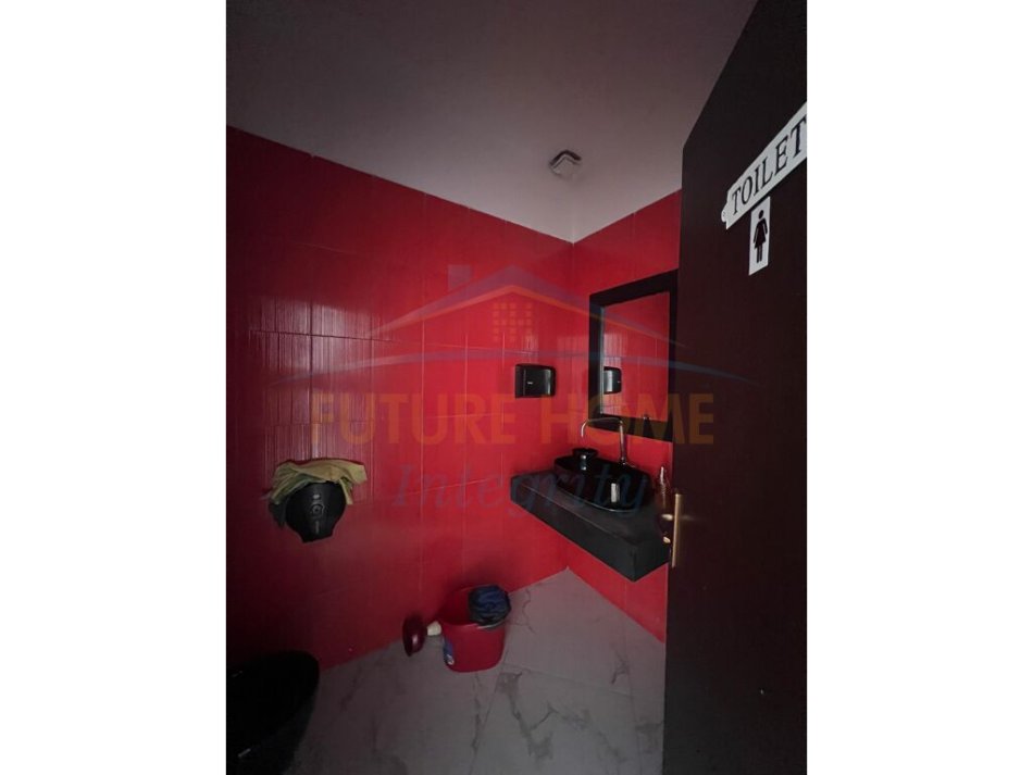 Tirane, jepet me qera ambjent biznesi Kati 0, 150 m² 1.500 € (Parku Olimpik i Tiranes, Liqeni Artificial)