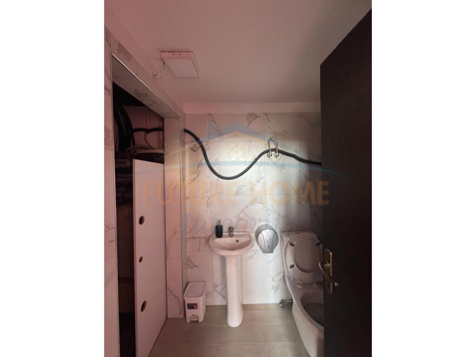 Tirane, jepet me qera ambjent biznesi Kati 0, 150 m² 1.500 € (Parku Olimpik i Tiranes, Liqeni Artificial)
