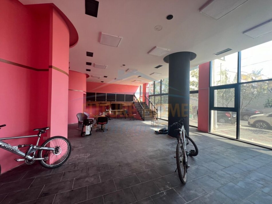 Tirane, jepet me qera ambjent biznesi Kati 0, 150 m² 1.500 € (Parku Olimpik i Tiranes, Liqeni Artificial)