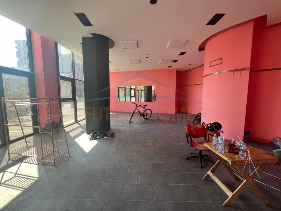 Tirane, jepet me qera ambjent biznesi Kati 0, 150 m² 1.500 € (Parku Olimpik i Tiranes, Liqeni Artificial)