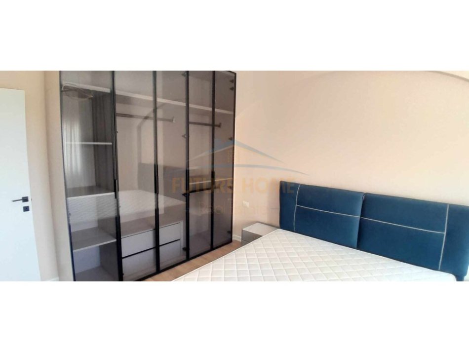 Tirane, jepet me qera apartament 1+1+Ballkon Kati 1, 80 m² 700 € (LIQENI I FARKES)