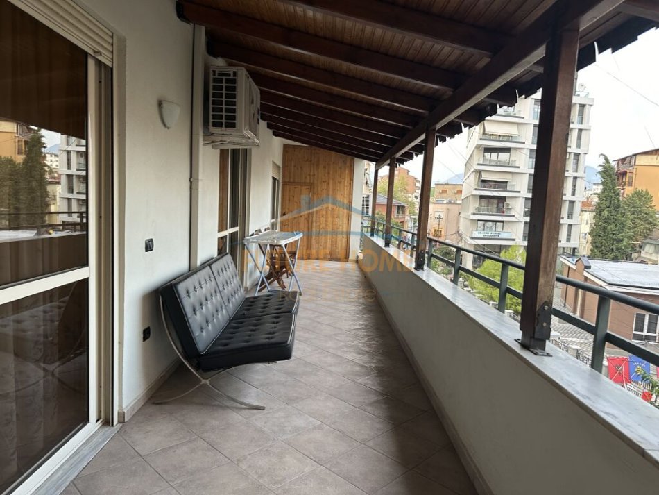 Tirane, jepet me qera apartament 2+1 Kati 2, 165 m² 800 € 