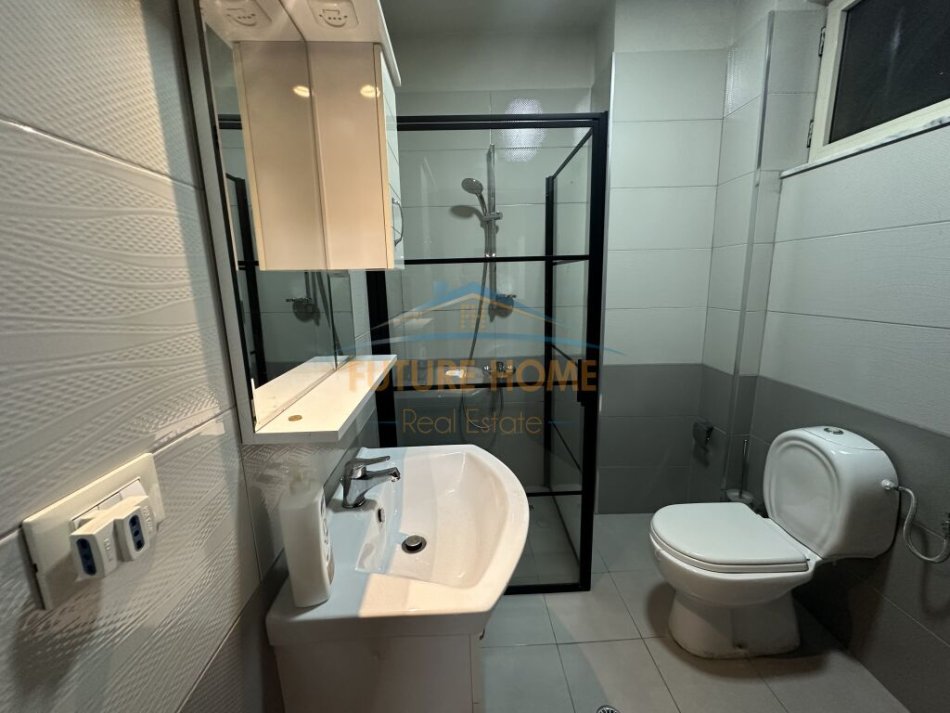 Tirane, jepet me qera apartament 2+1 Kati 2, 165 m² 800 € 