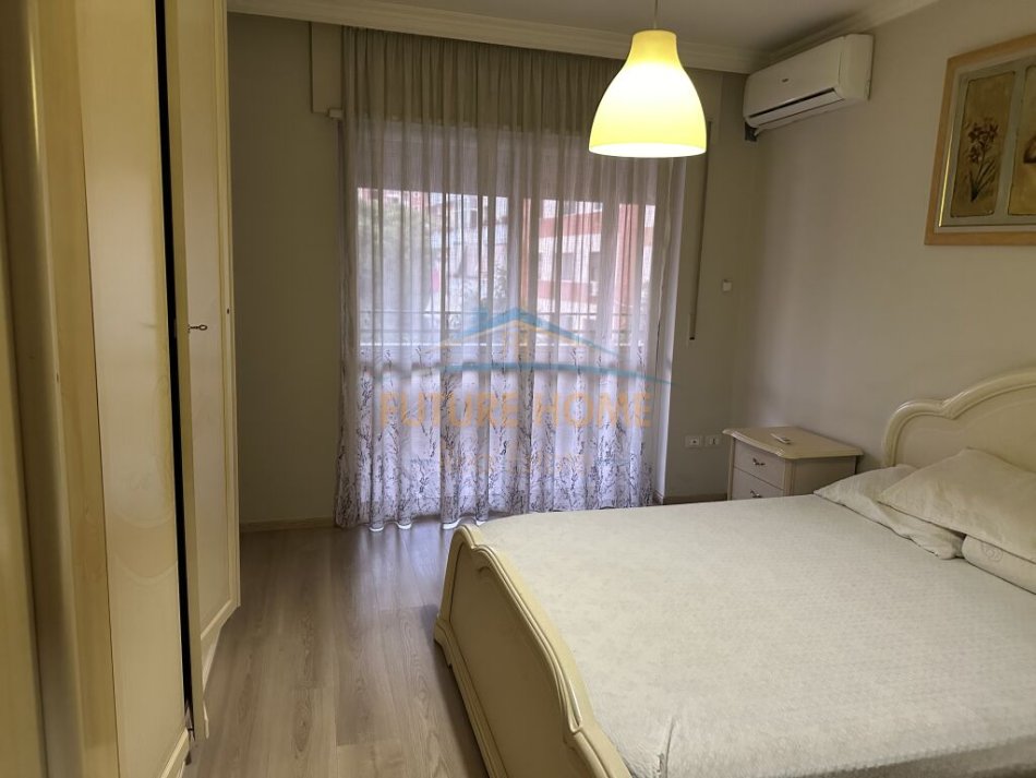 Tirane, jepet me qera apartament 2+1 Kati 2, 165 m² 800 € 