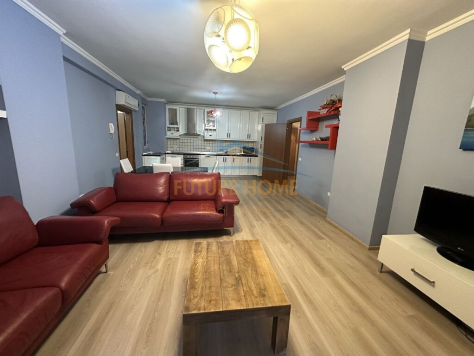 Tirane, jepet me qera apartament 2+1 Kati 2, 165 m² 800 € 