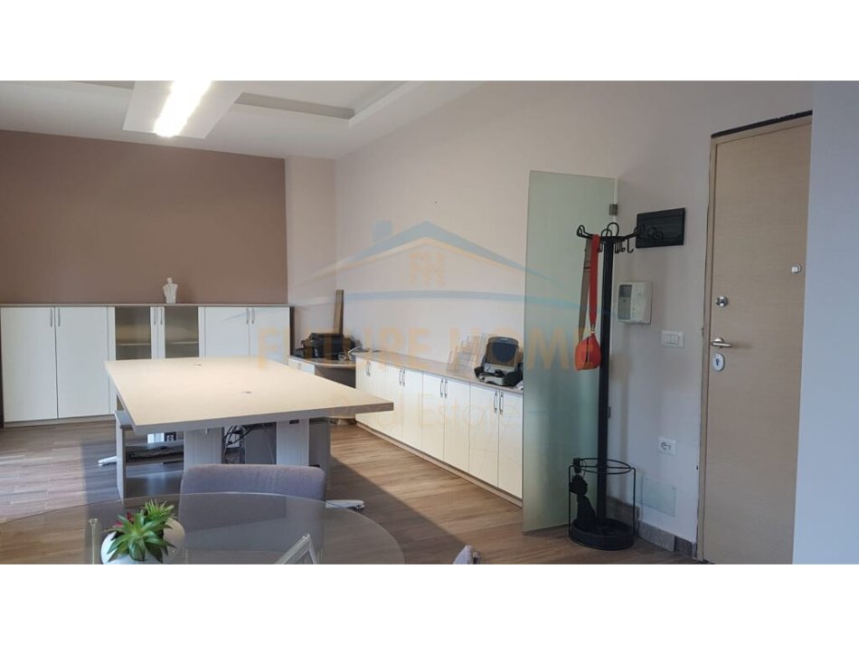 Tirane, jepet me qera apartament 1+1+Aneks Kati 1, 70 m² 500 € (Rruga e Bogdaneve)
