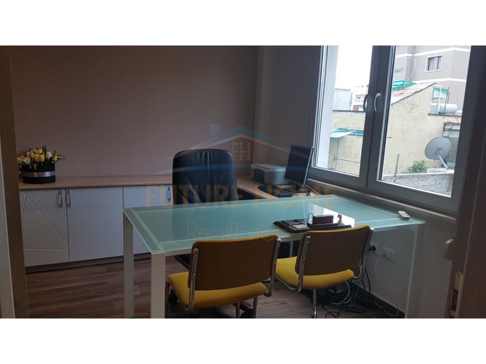 Tirane, jepet me qera zyre Kati 1, 70 m² 500 € (Rruga e Bogdaneve)