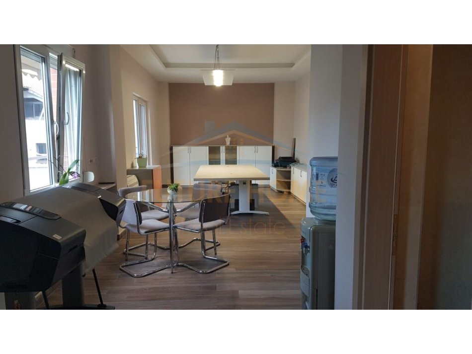 Tirane, jepet me qera zyre Kati 1, 70 m² 500 € (Rruga e Bogdaneve)