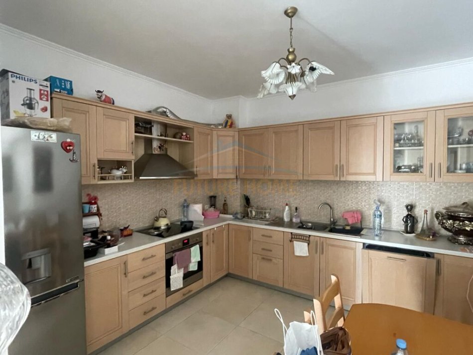 Tirane, shitet apartament 2+1+Ballkon Kati 6, 101 m² 200.000 € (Ali Demi)