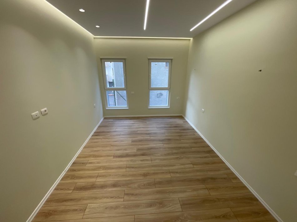 Tirane, jepet me qera apartament 2+1 Kati 2, 106 m² 700 € (Ali Demi)