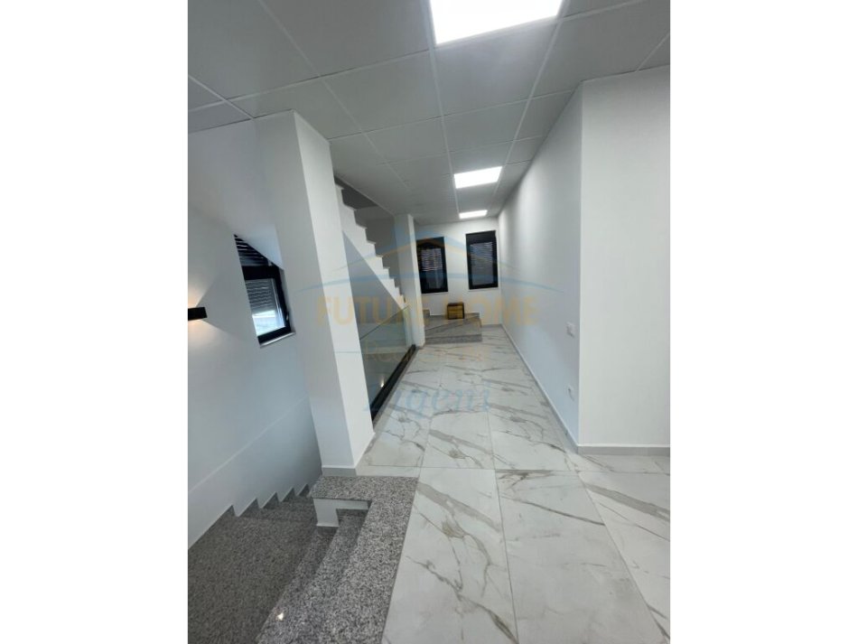 Tirane, jepet me qera ambjent biznesi Kati 1, 340 m² 3.500 € (TEG)