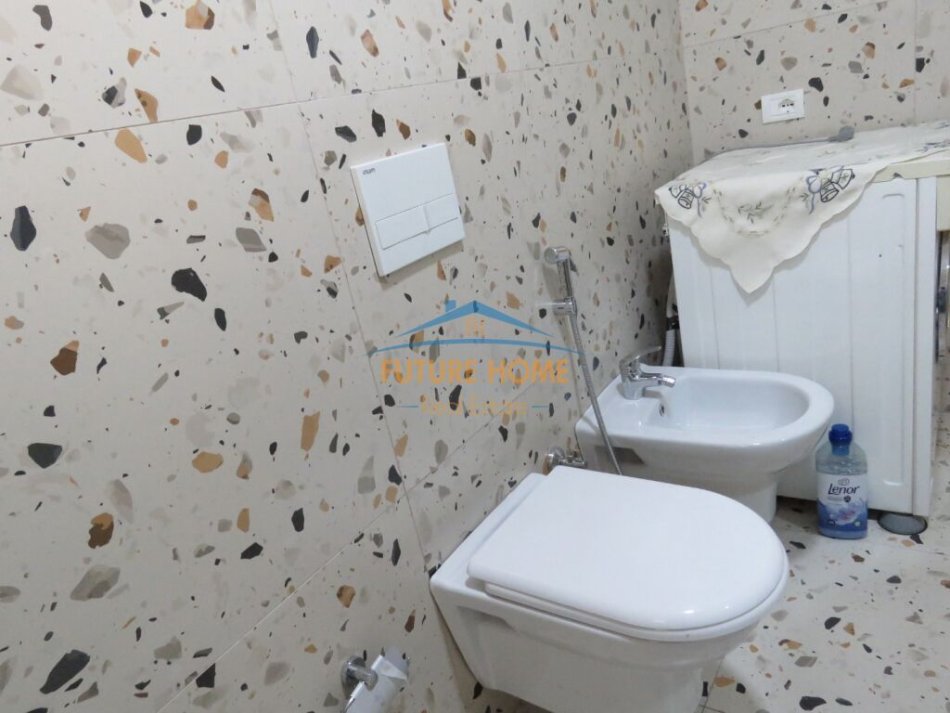Tirane, jepet me qera apartament 2+1+Ballkon+Post Parkimi,  Kati 1, 90 m² 600 € (Xhamllik)