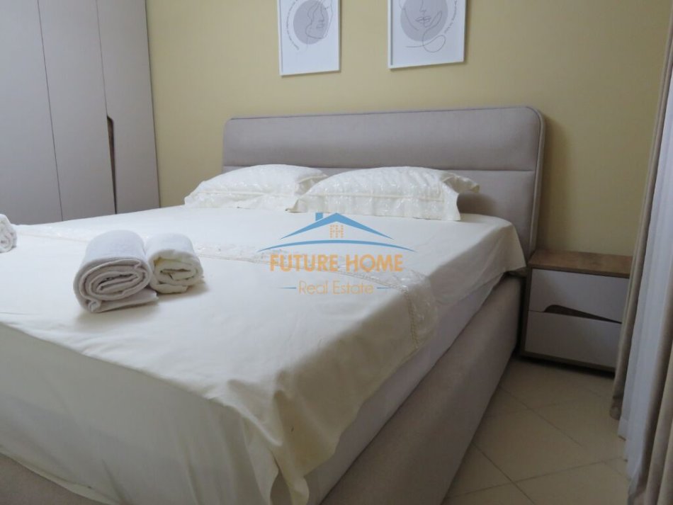 Tirane, jepet me qera apartament 2+1+Ballkon+Post Parkimi,  Kati 1, 90 m² 600 € (Xhamllik)