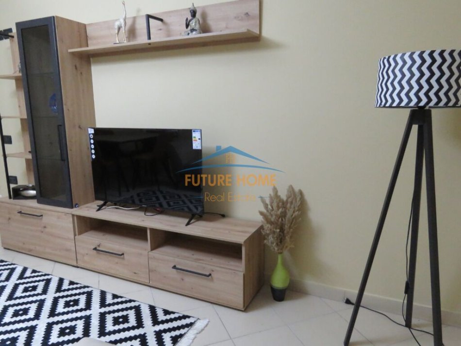 Tirane, jepet me qera apartament 2+1+Ballkon+Post Parkimi,  Kati 1, 90 m² 600 € (Xhamllik)
