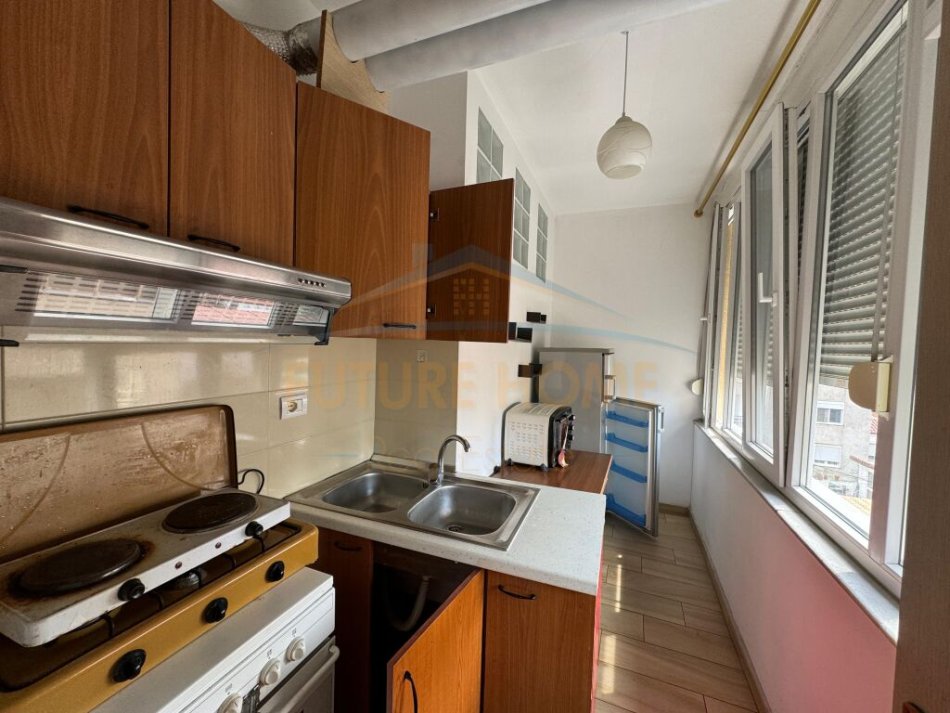 Durres, jepet me qera apartament 1+1 Kati 4, 80 m² 300 € (Prane Kazazit, Durres.)