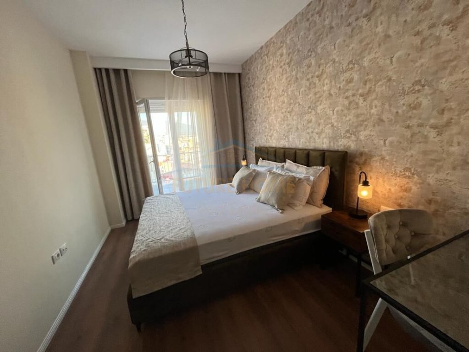 Tirane, jepet me qera apartament 1+1+Ballkon Kati 10, 72 m² 850 € (Rruga e BARRIKADAVE)