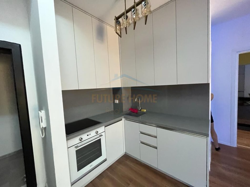 Tirane, jap me qera apartament 1+1 Kati 10, 72 m² 850 € (Rruga e Barrikadave)