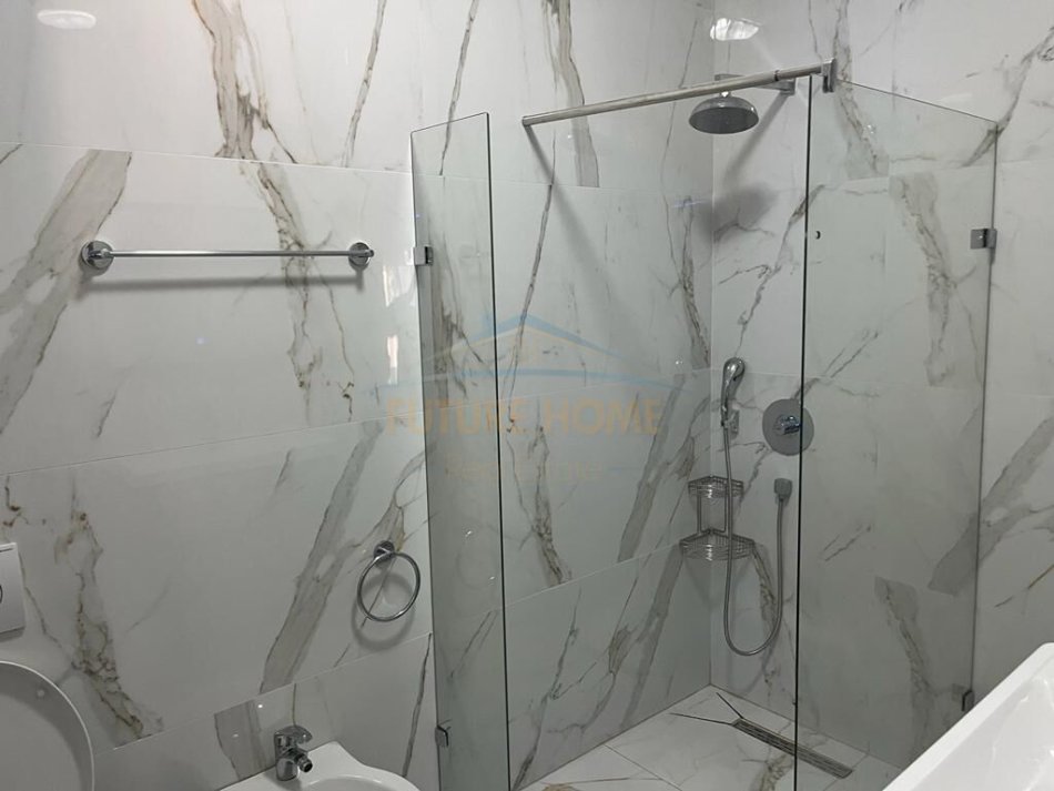 Tirane, jepet me qera apartament 1+1+Ballkon Kati 10, 72 m² 850 € (Rruga e BARRIKADAVE)