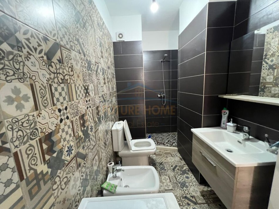 Tirane, jepet me qera apartament 1+1+Ballkon Kati 9, 70 m² 400 € (Unaza e Re)