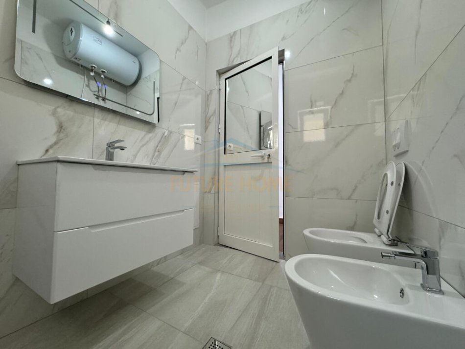 Tirane, jepet me qera apartament 1+1+Ballkon Kati 1, 65 m² 600 € (Vilat Gjermane)