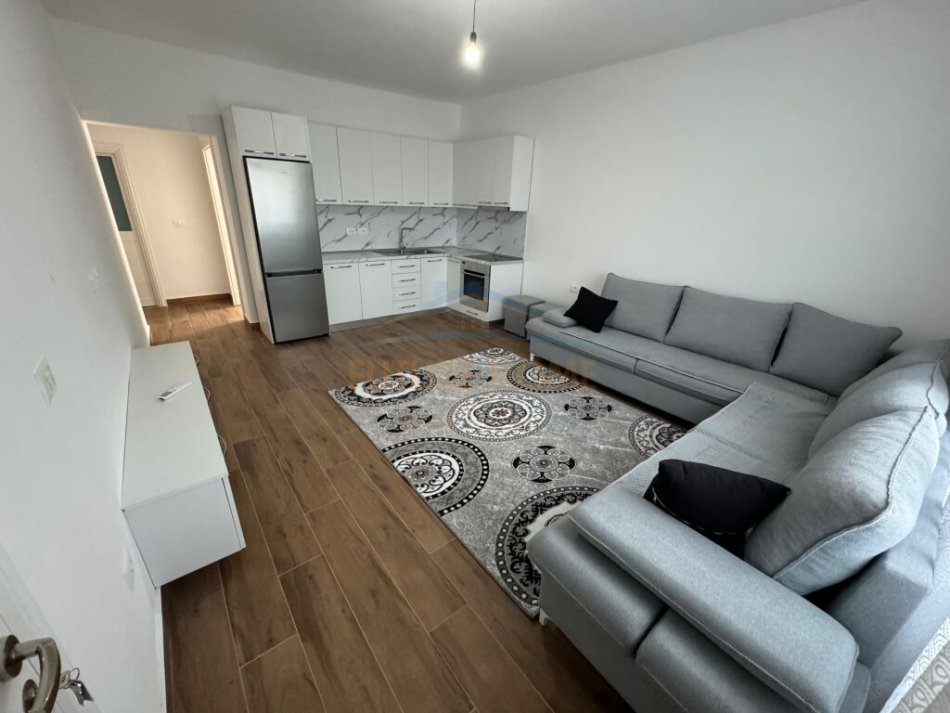 Tirane, jepet me qera apartament 1+1+Ballkon Kati 1, 65 m² 600 € (Vilat Gjermane)