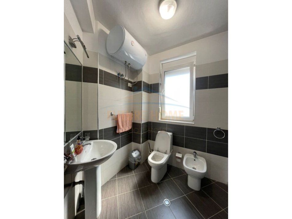 Tirane, jepet me qera apartament duplex 3+1+Ballkon Kati 4, 166 m² 1.000 € (Kodra e Diellit 1)