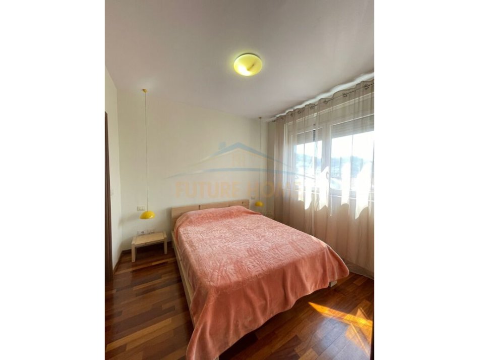 Tirane, jepet me qera apartament duplex 3+1+Ballkon Kati 4, 166 m² 1.000 € (Kodra e Diellit 1)