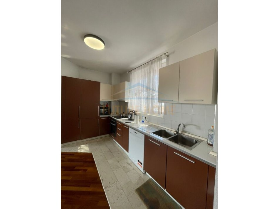 Tirane, jepet me qera apartament duplex 3+1+Ballkon Kati 4, 166 m² 1.000 € (Kodra e Diellit 1)