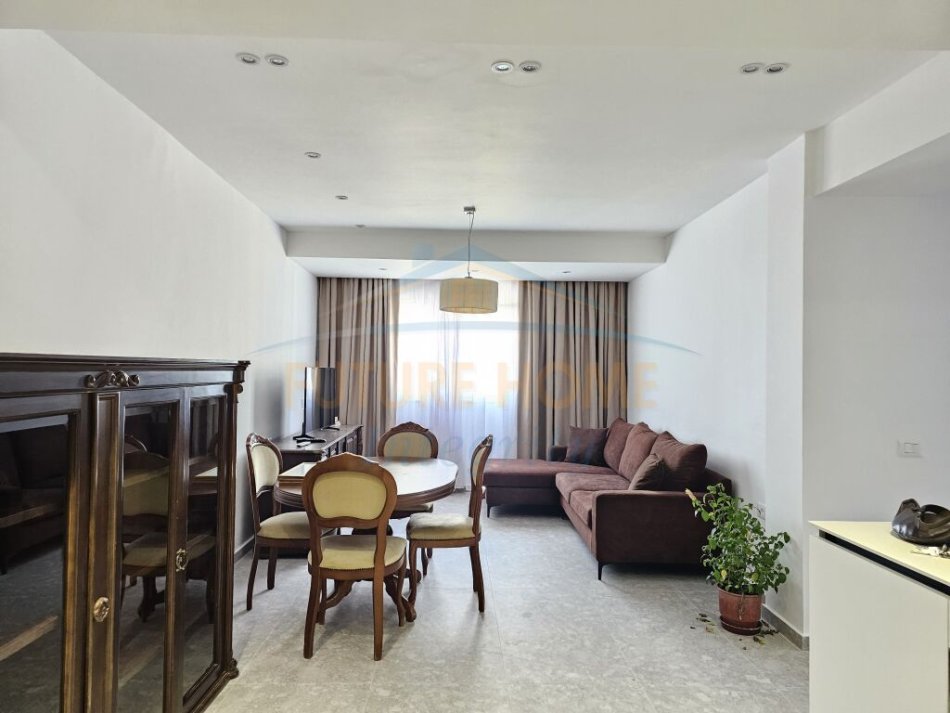 Tirane, jepet me qera apartament 2+1 Kati 3, 85 m² 1.200 € (Bllok)