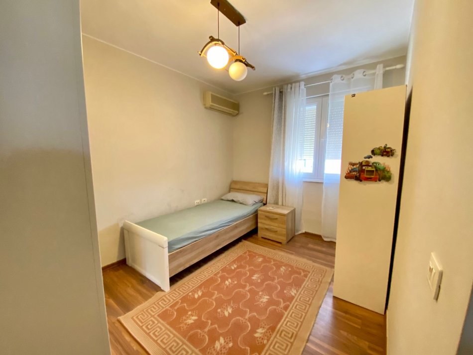 Tirane, jepet me qera apartament 3+1 Kati 2, 110 m² 650 € (Rr.Dibres)