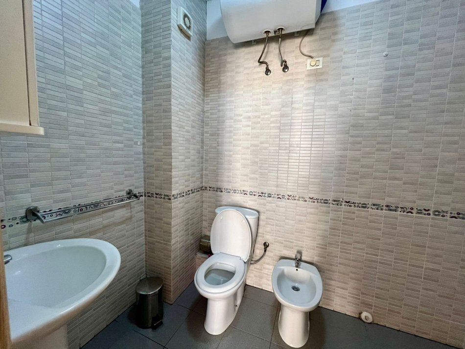 Tirane, jepet me qera apartament 2+1 Kati 7, 110 m² 600 € (selvia)