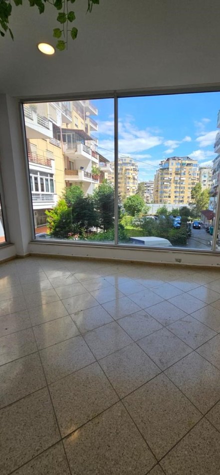 Ambjent biznesi me qera, Kodra e Diellit