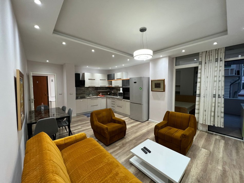 Tirane, jepet me qera apartament 2+1 Kati 2, 90 m² 650 € (kodra e diellit)