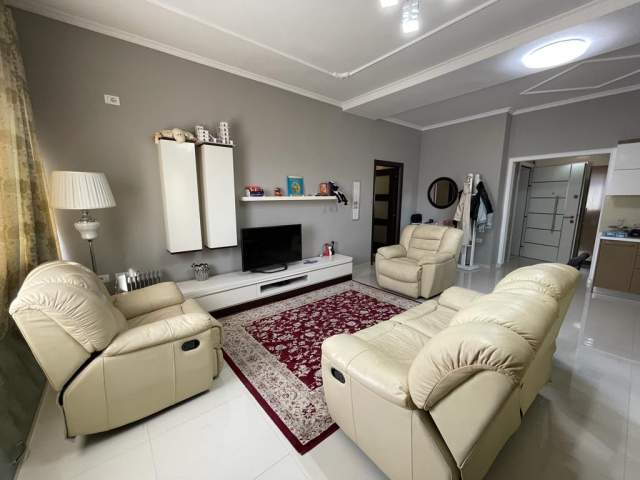 Tirane, jepet me qera apartament Kati 3, 140 m² 550 Euro (Rruga e Kavajes)