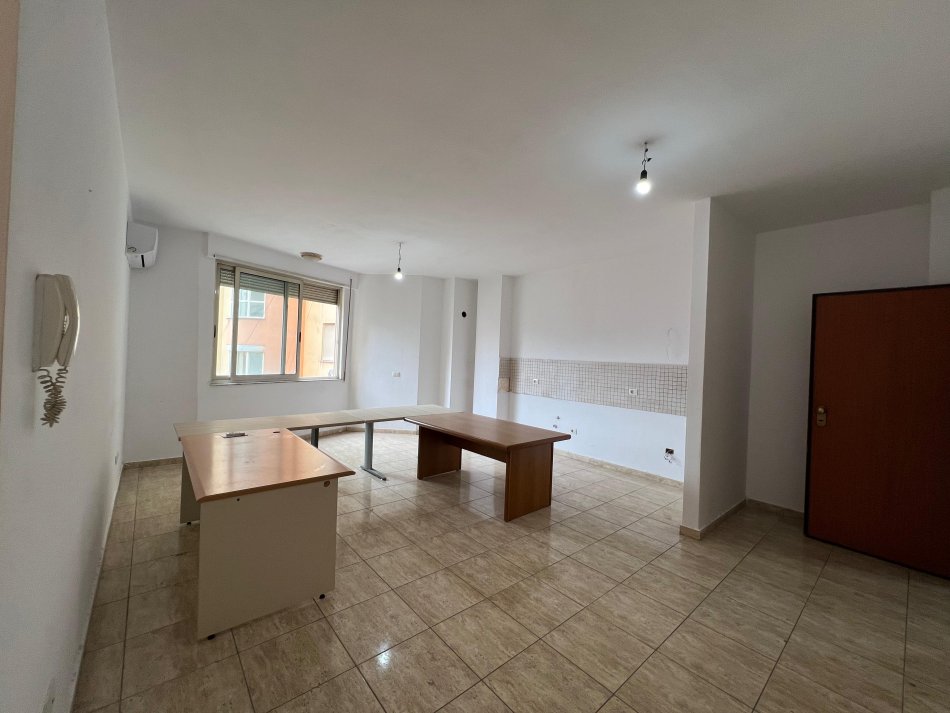 Tirane, jepet me qera apartament 2+1+Ballkon Kati 5, 100 m² 500 € (Selvia)