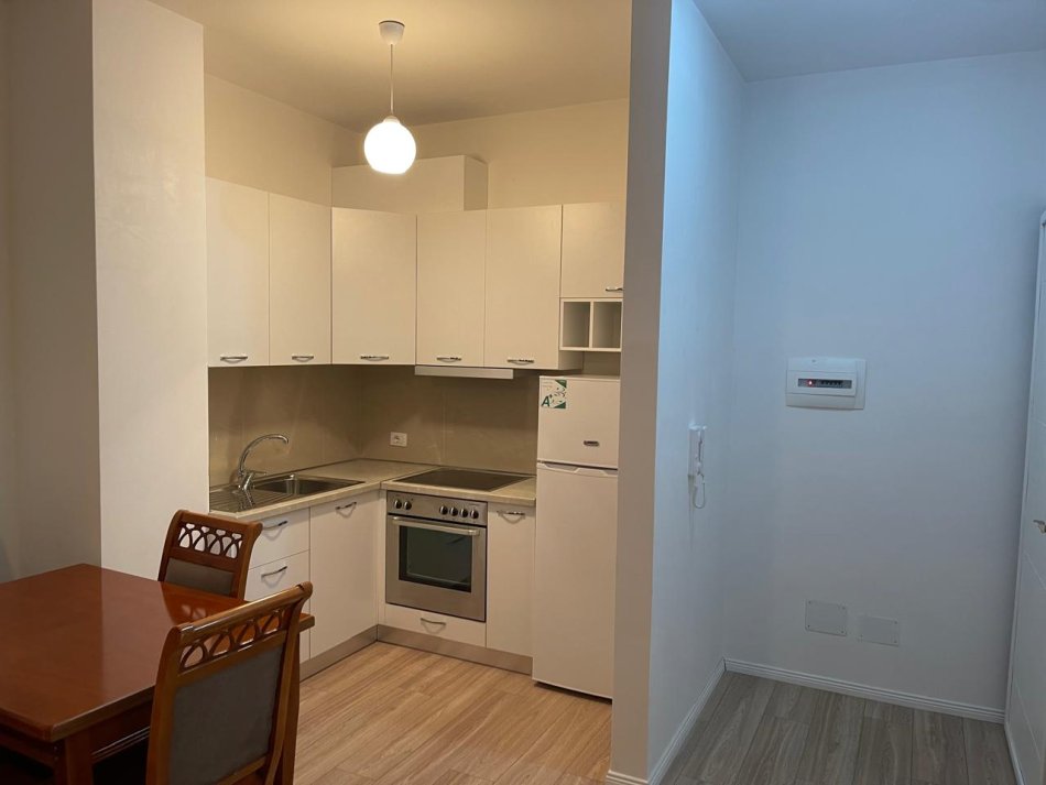 Tirane, jepet me qera apartament 1+1 Kati 2, 65 m² 600 € (Rruga Siri Kodra)