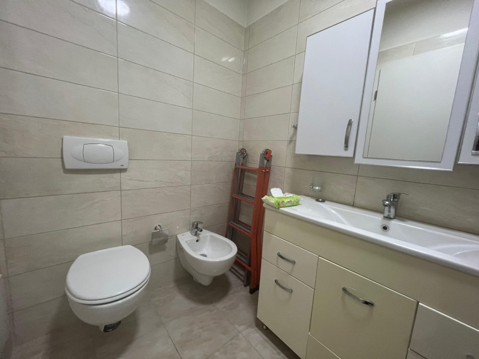 Tirane, jepet me qera apartament 2+1+Aneks+Ballkon Kati 2, 75 m² 500 € (Rruga Siri Kodra)