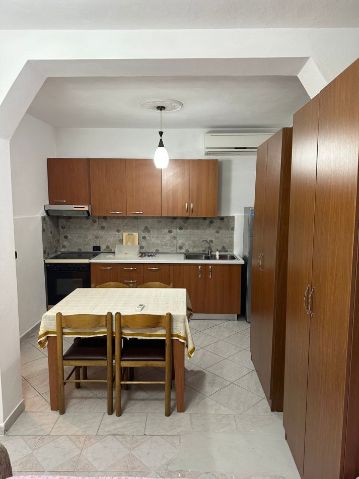 Tirane, jepet me qera apartament 1+1 Kati 1, 45 m² 350 € (Komuna e parisit)