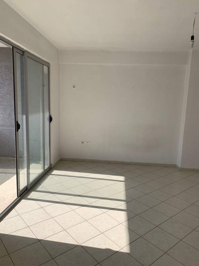 Tirane, jepet me qera apartament 2+1+BLK Kati 2, 90 m² 300 Euro (Kompleksi Romario)
