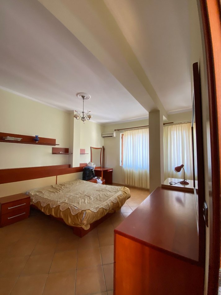 Tirane, jepet me qera Vile 4+1 Kati 1, 270 m² 2.500 € (don bosko)