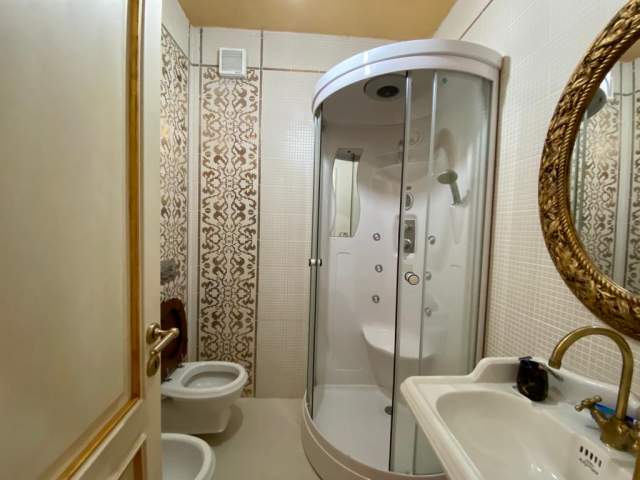 Tirane, jepet me qera apartament 2+1+BLK Kati 3, 145 m² 1.000 Euro (blloku)